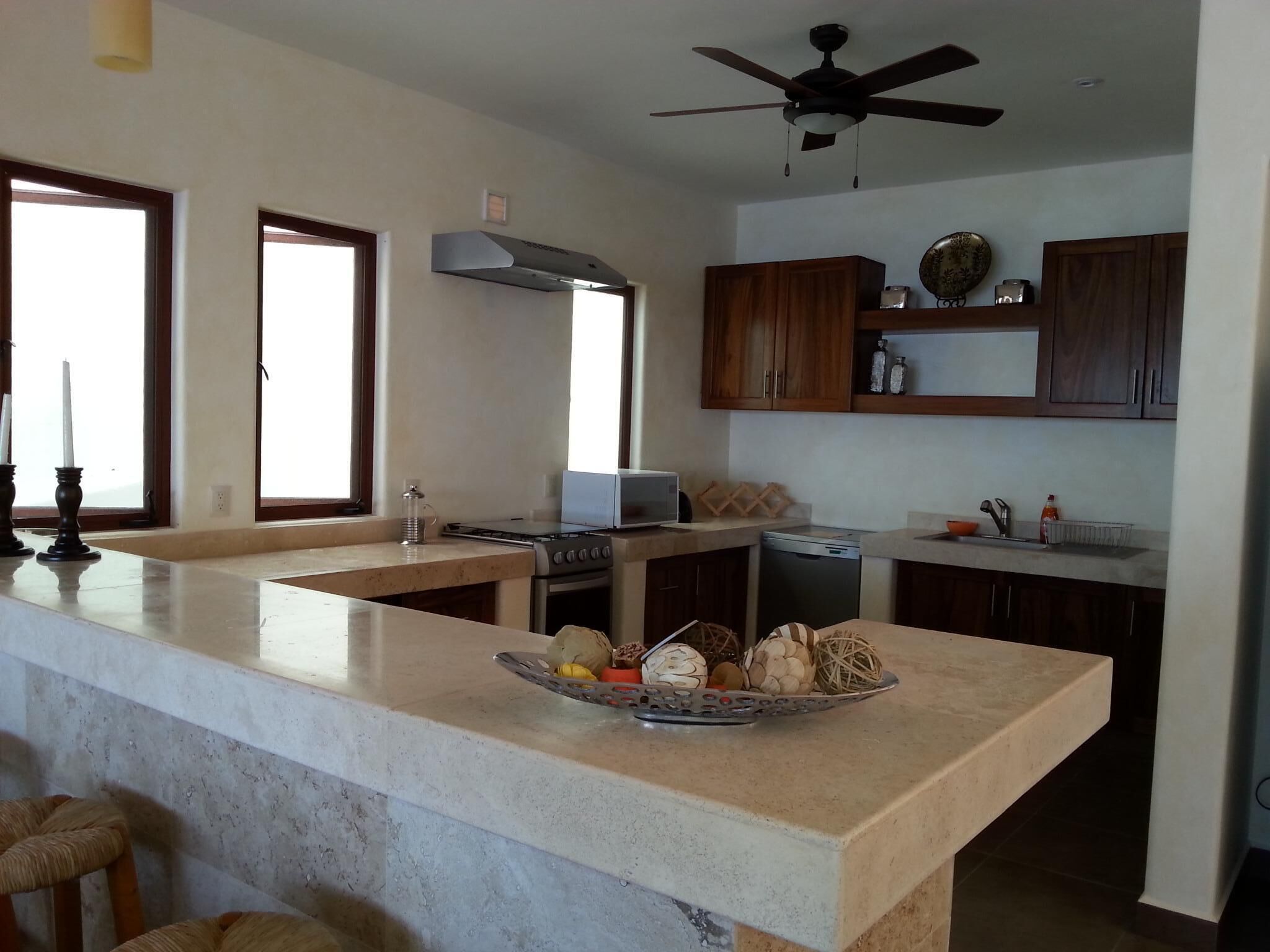 Réfrigérateur, four, plaque de cuisson, cafetière/bouilloire