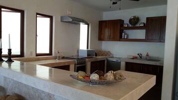 Réfrigérateur, four, plaque de cuisson, cafetiÚre/bouilloire