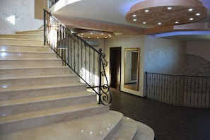 Luxury Apartment, 4 Bedrooms, Hot Tub, Sea View | Staircase