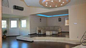 Luxury Apartment, 4 Bedrooms, Hot Tub, Sea View | Ruang tamu | TV skrin rata