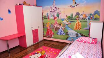 Luxury Apartment, 4 Bedrooms, Hot Tub, Sea View | Children’s theme room
