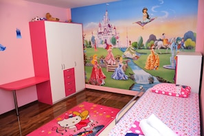 Luxury Apartment, 4 Bedrooms, Hot Tub, Sea View | Children’s theme room