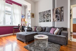 Smart TV, Netflix, DVD player, books