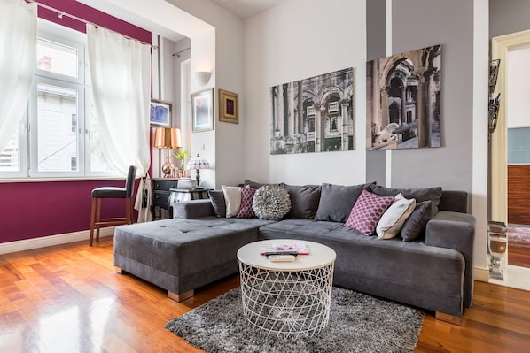 Smart TV, Netflix, DVD player, books