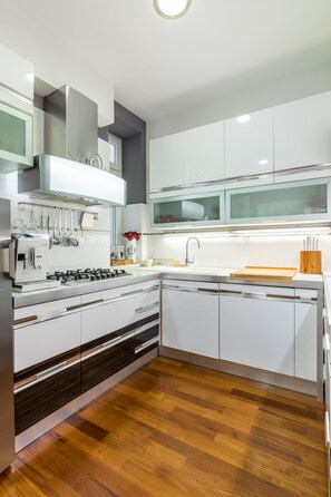 Fridge, microwave, oven, stovetop