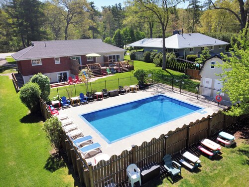 Large Family sized Cottage w/heated Pool, Firepit, huge yards, parking, A/C