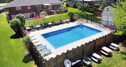 Large Family sized Cottage w/heated Pool, Firepit, huge yards, parking, A/C