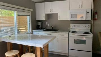 Frigorífico, microondas, horno y placa de cocina