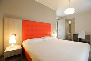 Escritorio, sistema de insonorización, wifi gratis y ropa de cama 