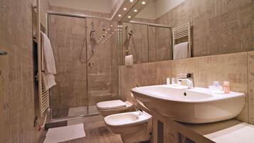 Einzelzimmer | Badezimmer | Dusche, kostenlose Toilettenartikel, Haartrockner, Bidet