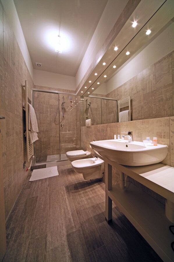Habitación individual | Baño | Regadera, amenidades de baño gratuitas, secadora de cabello, bidet 