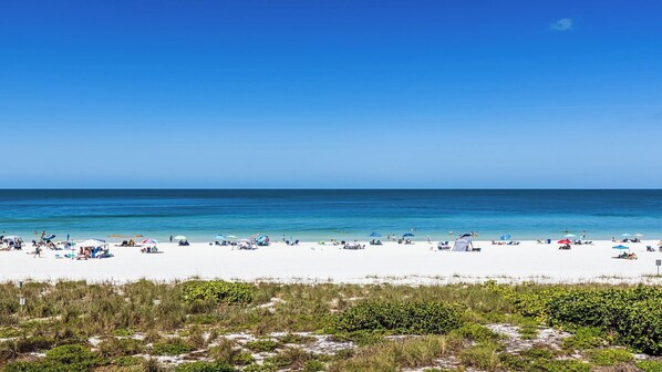 En la playa, camastros y toallas de playa 