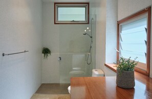 Shower, hair dryer, bidet, towels - Located in Gnarabup a short stroll from the main beaches and cafes (gnarabup)