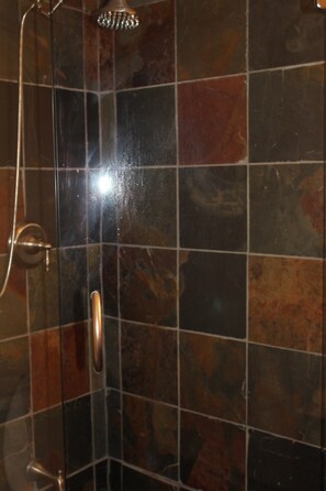 Badewanne, Whirlpool, Haartrockner, Toilettenpapier