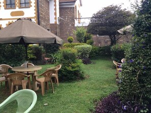 Deluxe Room, 1 Bedroom | Bathroom | Shower, free toiletries, towels