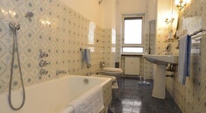 Dusche, kostenlose Toilettenartikel, Haartrockner, Bidet
