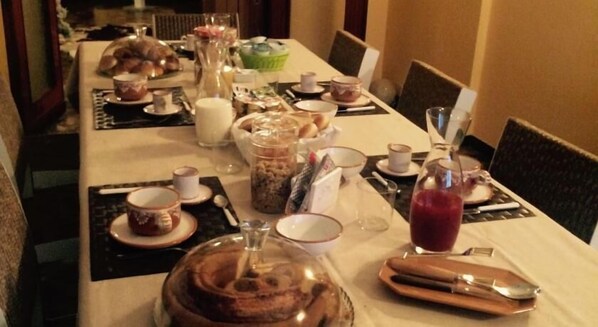 朝食 (ビュッフェ)、毎日提供 (無料)