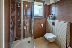 Panorama-lejlighed - 1 soveværelse - balkon - mod havet | Badeværelse | Bruser, gratis toiletartikler, hårtørrer, håndklæder