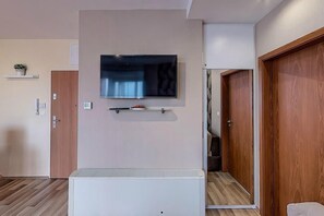 Apartemen Panorama, 1 kamar tidur, balkon, menghadap laut | Area keluarga | TV layar datar