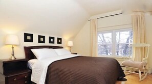 3 bedrooms, in-room safe, iron/ironing board, WiFi