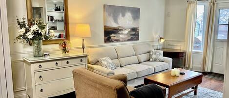 Televisie, een open haard en boeken