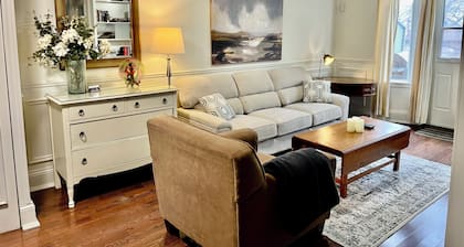 Beautiful Large 2000SF Three Bdrm Apt Roncesvalles/High Park