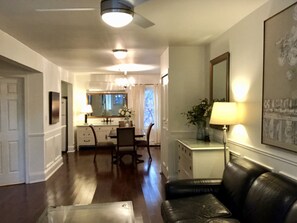 Televisión, chimenea y libros 