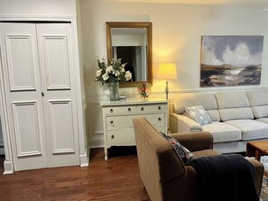 Televisión, chimenea y libros 