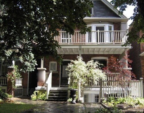 Beautiful Large 2000SF Three Bdrm Apt Roncesvalles/High Park