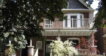 Beautiful Large 2000SF Three Bdrm Apt Roncesvalles/High Park