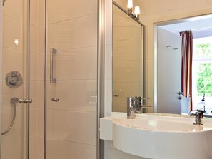 Shower, free toiletries, hair dryer, towels - Villa Caldera (Cuxhaven)