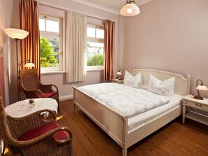 經典雙人房 | 房內夾萬、書桌、免費 Wi-Fi、床單