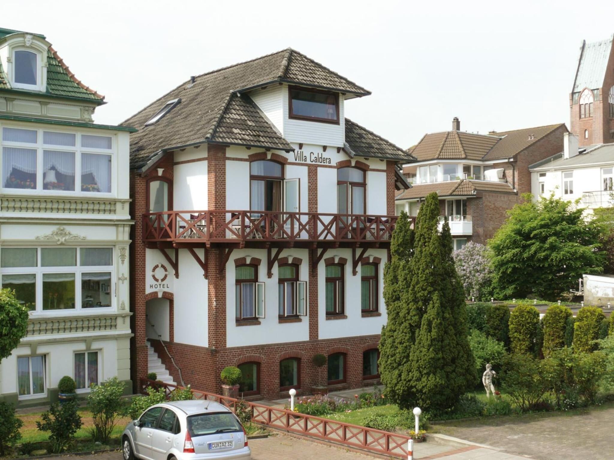 A traditional building with a sign that reads "Hotel Villa Caldera."