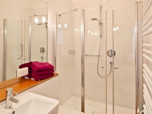 Bruser, gratis toiletartikler, hårtørrer, håndklæder