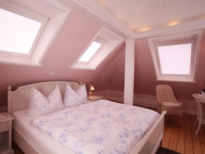 In-room safe, desk, free WiFi, bed sheets - Villa Caldera (Cuxhaven)