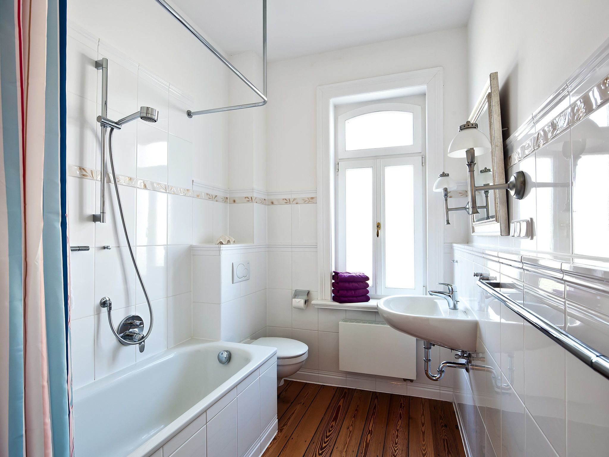 Un bagno moderno con vasca, servizi igienici e lavandino.