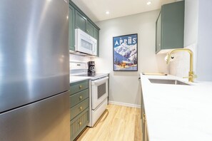 Fridge, microwave, oven, stovetop - Aspens #358 Prime Ski-in Ski-out Location! Pool, Hot tubs, BBQ, sleeps 6 (Whistler)