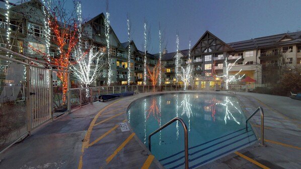 A heated pool - Aspens #358 Prime Ski-in Ski-out Location! Pool, Hot tubs, BBQ, sleeps 6 (Whistler)