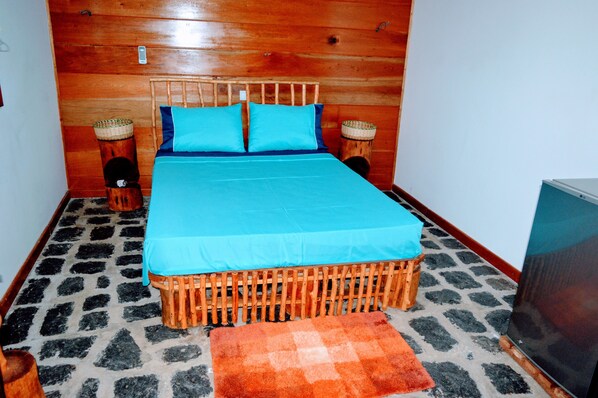 Quarto casal básico, para não fumantes | Frigobar, Wi-Fi de cortesia, individualmente decorados