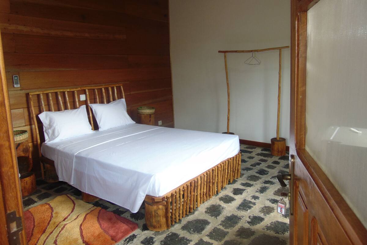 Basic Double Room, Non Smoking | Minibar, free WiFi, individually decorated