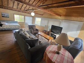 TV, fireplace, DVD player - BOATHOUSE - 2 BEDROOM WATERFRONT COTTAGE SPRING & SUMMER STILL FALL AVAILABLE! (Bancroft)