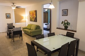 Two Bedroom Suite | Servicio de comidas en la habitación