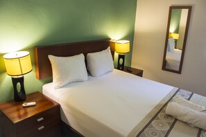 Two Bedroom Suite | Caja fuerte, cortinas opacas, ropa de cama