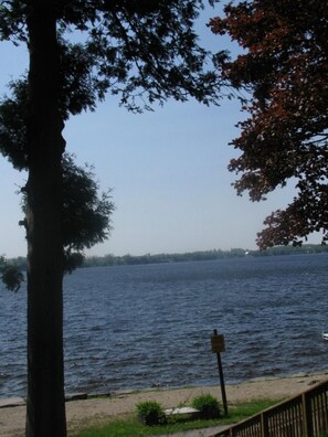 Un lac avec une jetée en bois et un panneau indicateur.