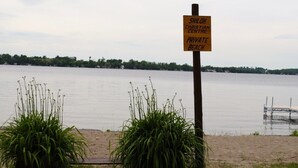 Schild für den privaten Strand des Shiloh Christian Centre.