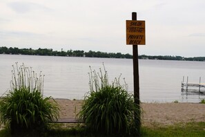 På stranden og solsenger