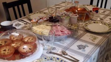 Desayuno con opciones de la cocina local incluido