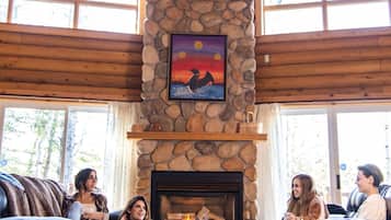 Smart-tv, een open haard en boeken