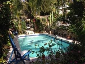 สระว่ายน้ำกลางแจ้ง, ร่มริมสระว่ายน้ำ, เก้าอี้อาบแดดริมสระ