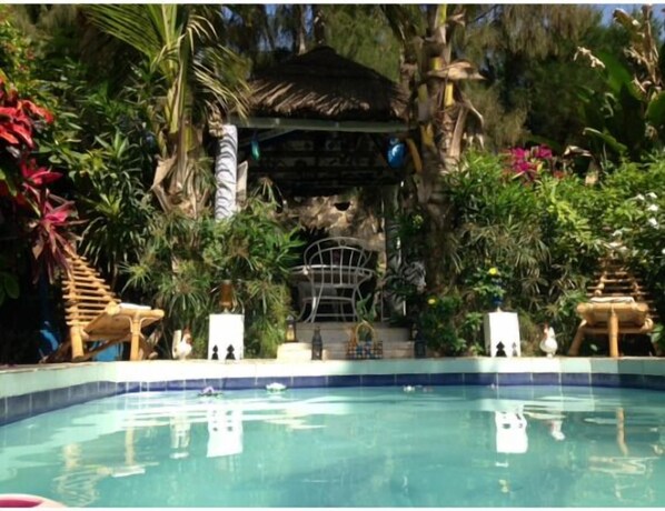 Außenpool, Sonnenschirme, Liegestühle